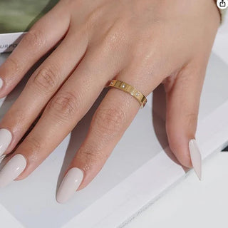 Annika Star Ring