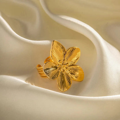 Sabine Petal Ring
